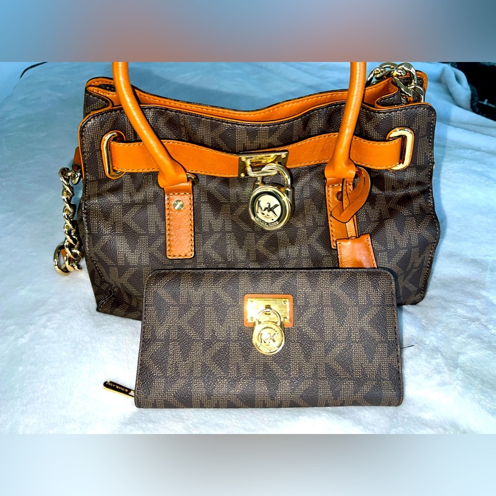 MK medium size purse and wallet